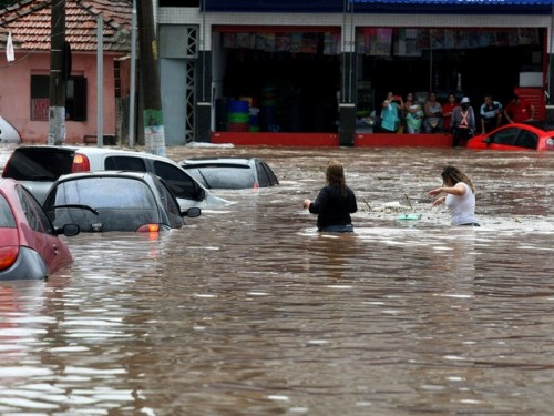 Dezenas de carros foram arrastados e encobertos pela água na Rua Padre Viegas de Menezes, no centro de Itaquera. (Foto Estadão)