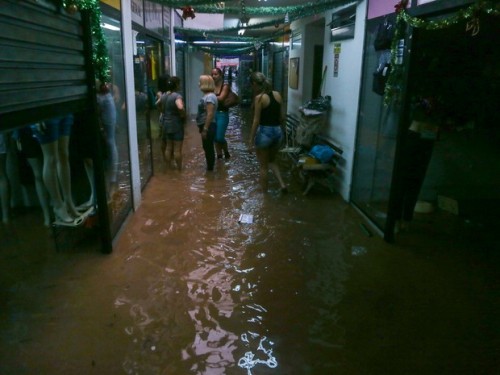 Sampa 5 Populares tentam impedir a invasão da água depois da forte chuva