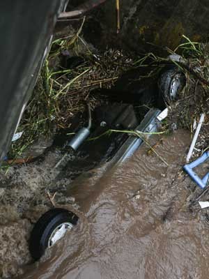 Um veículo urbano de carga cai no Córrego Verde, zona Leste de SP (Foto Estadão)