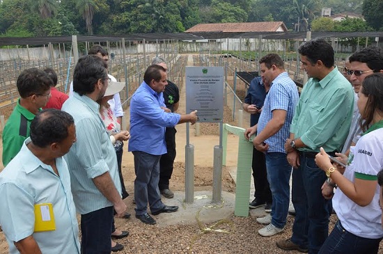 Jorge Bichara, secretário de Agricultura, descerra placa ao lado de dirigentes dado ICMbio e Vale