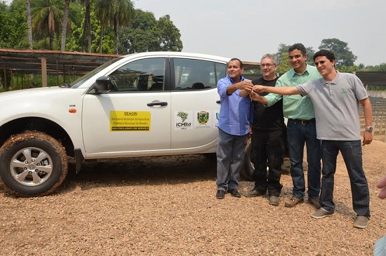 A Seagri recebeu também duas camionetes zero quilômetro.