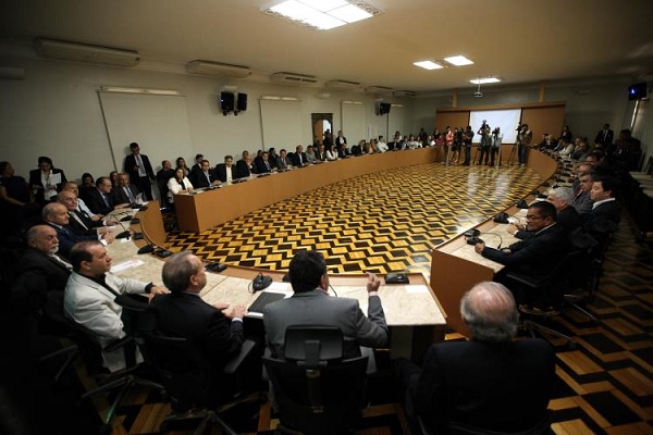 Governador Simão Jatene presidiu a reunião com políticos e empresários, na assinatura do protocolo de intenções