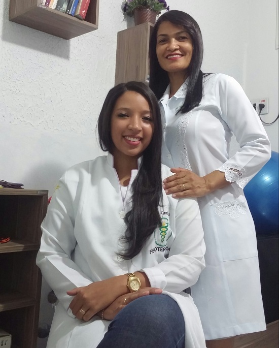 Silvane Nascimento (atrás), e Brenda  Candeira,  cursando 9o. período de Fisioterapia