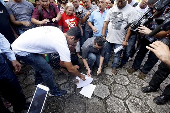 Cerca de 150 membros do Sindicato dos Trabalhadores em Educação Pública do Pará (Sintepp) decidiram na tarde desta quarta-feira, 13, desobedecer à ordem judicial de reintegração de posse e permanecer acampados no Centro Integrado do Governo (CIG), em Belém, invadido por manifestantes na terça (12). Os líderes do Sintepp, inclusive, queimaram o documento da Justiça.FOTO: RODOLFO OLIVEIRA / AG. PARÁDATA: 13.05.2015BELÉM - PARÁ