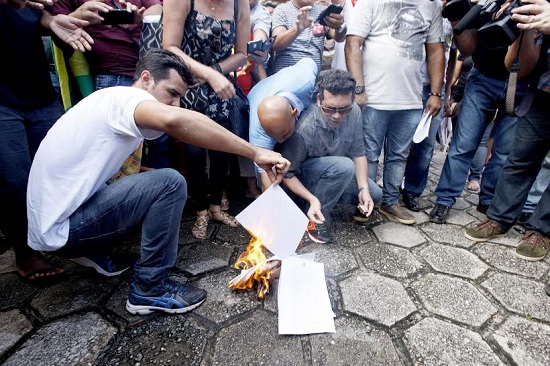 Cerca de 150 membros do Sindicato dos Trabalhadores em Educação Pública do Pará (Sintepp) decidiram na tarde desta quarta-feira, 13, desobedecer à ordem judicial de reintegração de posse e permanecer acampados no Centro Integrado do Governo (CIG), em Belém, invadido por manifestantes na terça (12). Os líderes do Sintepp, inclusive, queimaram o documento da Justiça.FOTO: RODOLFO OLIVEIRA / AG. PARÁDATA: 13.05.2015BELÉM - PARÁ