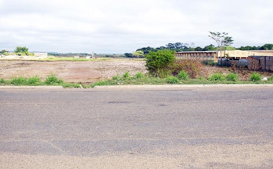 Bueiros abaixo da avenida, não canalizam mais água, obstruída pelo entupimento de suas saídas.