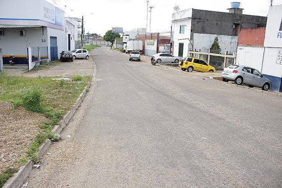 Rua que dá acesso à Folha 32, por onda passa a tubulação, agora obstruída