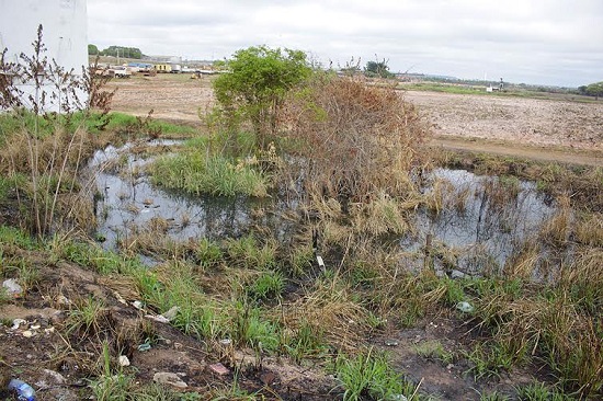 Agua acumulada, agora sem canalização, aemaça invadir estabelecimentos comerciais de seu entorno.