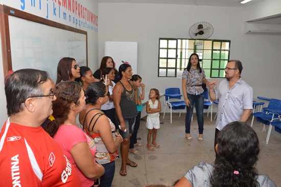 Populares visitam Escola Maria Lúcia Bichara, bairro Araguaia, levados pelo prefeito Salame