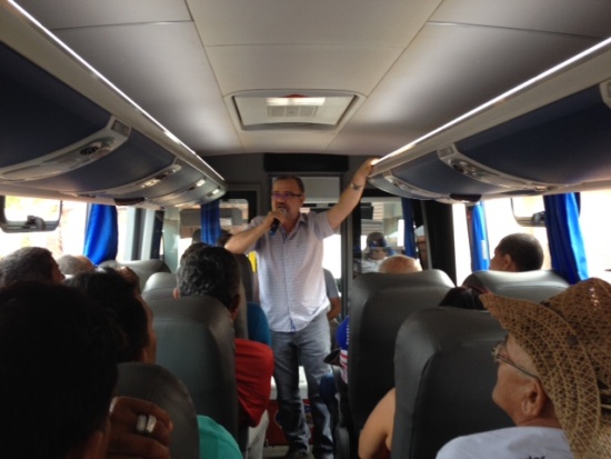 Prefeito explica aos convidados cada obra de seu governo, no interior do ônibus rodando pela cidade