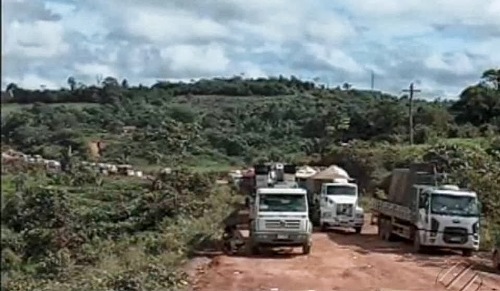 imensas filas de veículos compõem o engarrafamento dos dois lados da rodovia