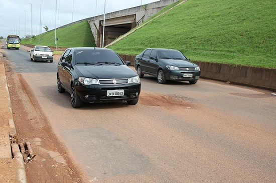 A cinco metros do trecho recapeado, buraco sobrevivente obriga motoristas a brigarem por espaço para se livrar do mal