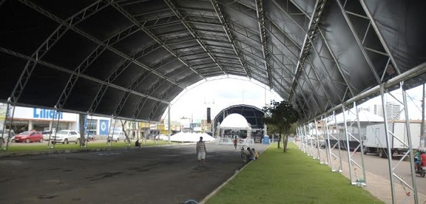 Túnel coberto para proteger público de chuva