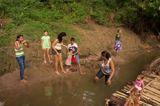 Famílias levam filhos para  visitação da balsa.