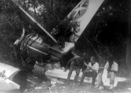 Sobreviventes da queda do boeing da Varig aguardam resgatrew na selva do Mato Grosso. Entre os doze mortos, estava Marcos Mutran,m irmão de Nagib.