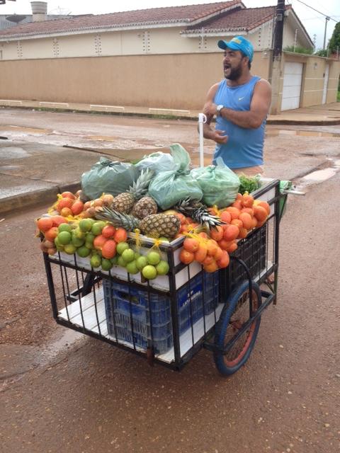 No bairro Belo  Horizonte, o alegre verdureiro espalha saúde num, carrinho de verduras. 