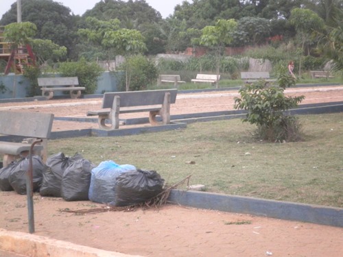 Praça limpa, e a partir de agora receberá serviços rotineiros de limpeza