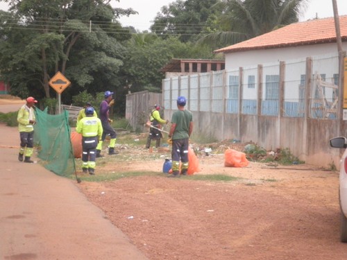 Serviço de roço e coleta, funcionando rotineiramente na Vila Santa Fé.