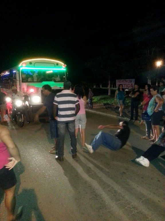 Xinguara Onibus da prefeitura lotado se crianças ameaça passar por cima dos professores grevista em frente ao Predio do Ministério Publico de Xinguara.