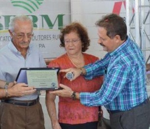 Seu Antonio e dona Ilma recebendo homenagens do filho Reinaldo Zucatelli.