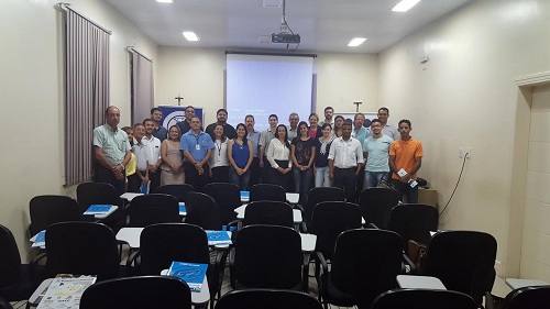 Depois da palestra, foto oficial do encontro, com Reinaldo Zucatelli ao centro.