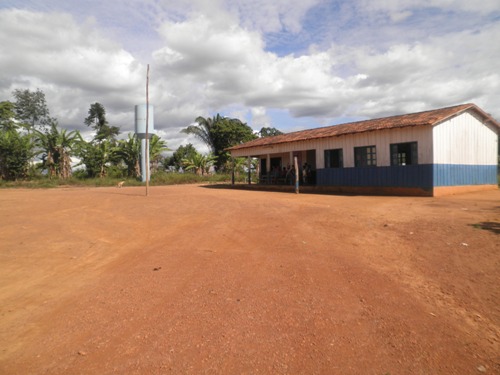 Área no entorno da escola agora sempre limpa. Antes, era coberta pelo matagal.