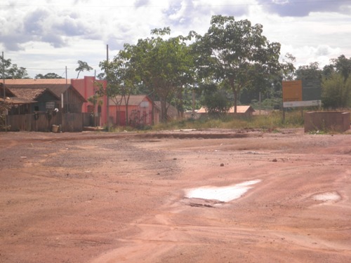 Vila Zé do ônibus, sem lixo e sem matagal à porta das casas