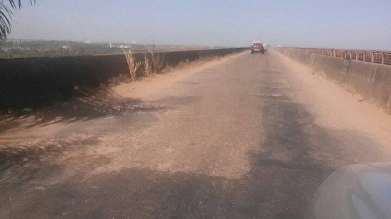 Ponte rodoferroviária sobre o Tocantins: abandonada pelo Dnit, tem toda extensão tomada pelo matagal e buracos surgindo aos montes.