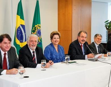 Ao lado de governadores e ministros, Dilma sancionou a criação das novas universidades