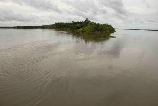 Encontro dos rios Tocantins (esquerda) e Araguaia (direita), pouco acima da cidade de São João.