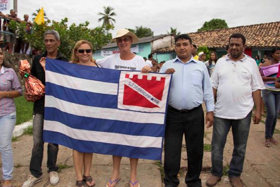 Ao final da tarde, ato solene de entrega da bandeira de São João do Araguaia para o comandante da expedição, Noé von Atzingen.  Da esquerda: Jean Resálnde Sobra, secretário de Cultura de SJA; Isailene Labres de Sousa, Vice-Prefeita; José Roberto Dutra, vereador;  Emiliano  Soares  de Souza Filho  -  Secretário de Administração de SJA. 