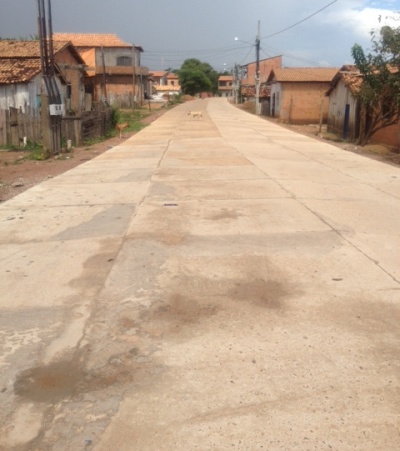 Depois de concluída toda pavimentação da Rua Pará, meio-fios serão colocados.