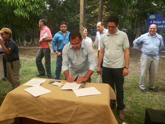 Jorge Bichara e Ezion Geber (Celpa) assinam convênio.