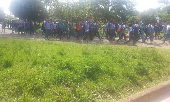 Numa das rotatórias da VP-3, centenas de alunos da Jônathas Athias fazem retorno rumo à frente da escola.