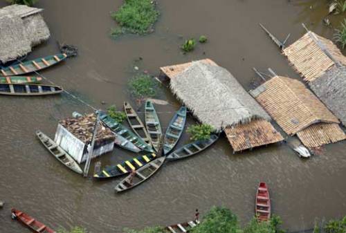 Canoas e casebres confundindo o cenário urbano tomado pelas águas dos rios Tocantins/Itacaiúnas.