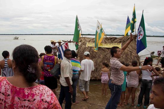 Na saída da balsa de São João, curiosidade e contemplação dos moradores da linda cidade.