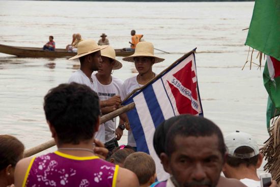 bandeira de São João sendo hasteada, na balsa.