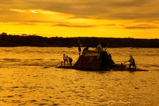 Quando a barra do dia despontava, balsa deixava Itaguatins, rumo a Imperatriz.