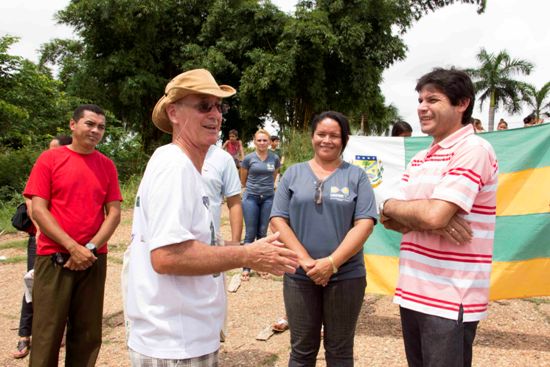 Prefeito Regis Alves Melo participou da solenidade de entrega a bandeira  a Noé von Atzingen