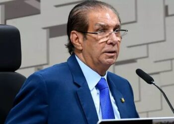 Senador Jader Barbalho é internado com desidratação