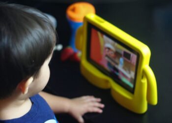 50% das crianças brasileiras têm ansiedade e irritabilidade por causa do tempo excessivo diante das telas.