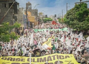 Clamando por justiça climática, mais de 60 mil pessoas participam da Marcha Global pelo Clima em Belém