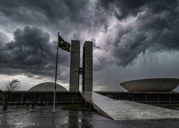 O silêncio das ruas e o rugido dos tratores: a democracia brasileira no labirinto